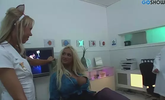 Blonde bimbo delights in wild threesome escapade